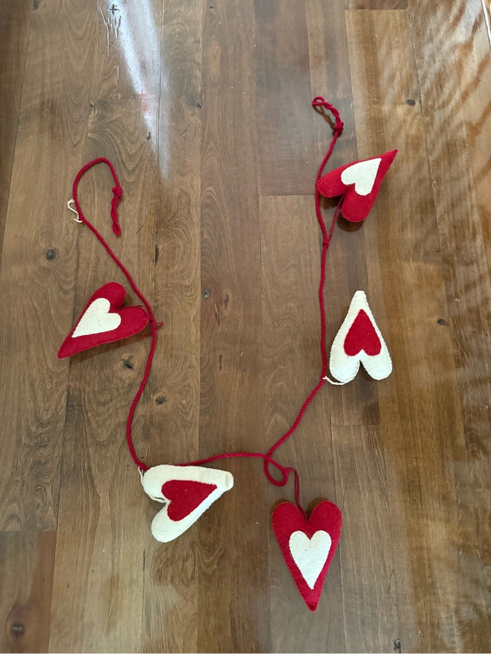 Red and cream heart garland (missing one) 5’ long